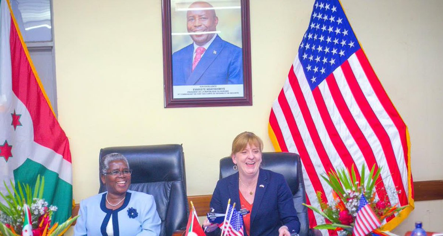 Responsables américains et burundais lors d’une réunion sur la coopération sanitaire entre les États-Unis et le Burundi en Afrique de l’Est
