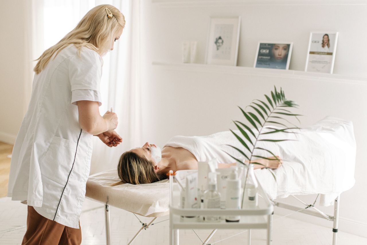 Prix consultation dermatologue au Maroc 2026 : tarifs médicaux, esthétique et remboursement