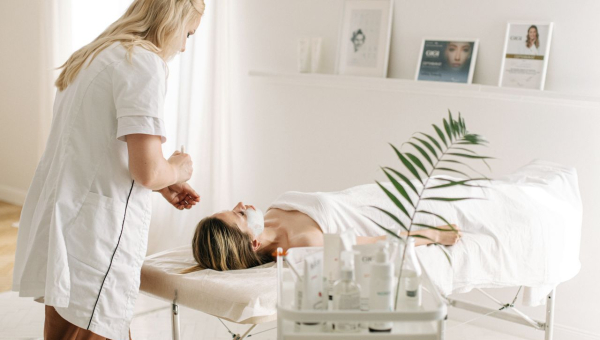 Prix consultation dermatologue au Maroc 2026 : tarifs médicaux, esthétique et remboursement